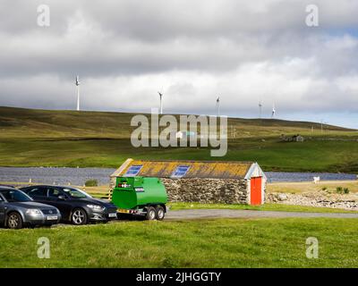 Windturbinen bei Gutcher in Yell, Shetland, Schottland, Großbritannien. Stockfoto