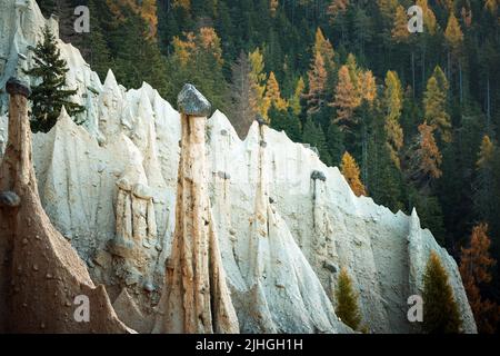 Malerischer Blick auf natürliche Erdpyramiden in der Herbstsaison. Ritten, Ritten, Dolomiten, Südtirol, Italien Stockfoto