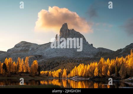 Malerischer Blick auf den Federa Lake bei Sonnenaufgang. Herbstliche Berglandschaft mit Federasee und leuchtend orangefarbenen Lärchen in den Dolomiten Apls, Cortina D'Ampezzo, Südtirol, Dolomiten, Italien Stockfoto