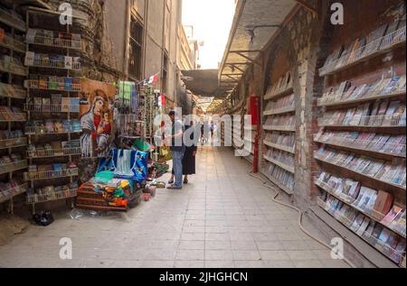 Kairo - Ägypten - 03. Oktober 2020: Alter orthodoxer Bezirk in Kairo. Christliche religiöse Literatur, Markt für Straßenbücher. Stockfoto