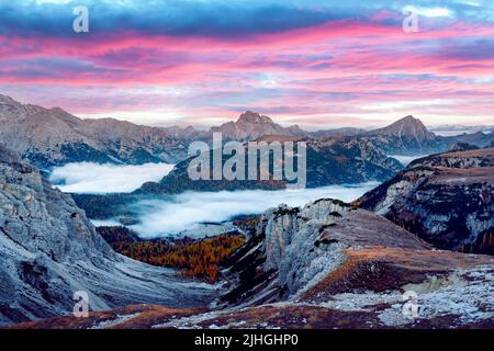 Unglaublicher Panoramablick in die nebligen Morgenberge der Dolomiten. Lage Auronzo rifugio im Nationalpark Tre Cime di Lavaredo, Dolomiten, Trentino-Südtirol, Italien Stockfoto