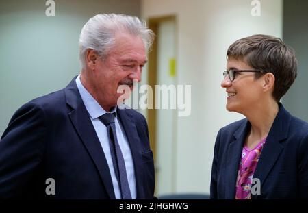 18. Juli 2022, Belgien, Brüssel: (120927) -- BRÜSSEL, 18. Juli 2022 -- Der luxemburgische Minister für auswärtige Angelegenheiten und Einwanderung Jean Asselborn (L) spricht mit der deutschen Staatsministerin für Europa und Klima Anna Luhrmann (R) zum Auftakt eines Treffens der EU-Außenminister am 18. Juli 2022 in Brüssel, Belgien, in der EU-Ratszentrale Europa. Der FAC wird sich über die russische Aggression gegen die Ukraine austauschen und auch über die Beziehungen zwischen der EU und Lateinamerika und der Karibik sowie über die digitale Diplomatie diskutieren. Im Rahmen der aktuellen Angelegenheiten werden die Minister über Forei diskutieren Stockfoto