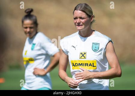 18. Juli 2022, Großbritannien, Bagshot: Fußball: Nationalmannschaft, Frauen, EM 2022, Training Österreich: Verena Hanshaw. Foto: Sebastian Gollnow/dpa Stockfoto