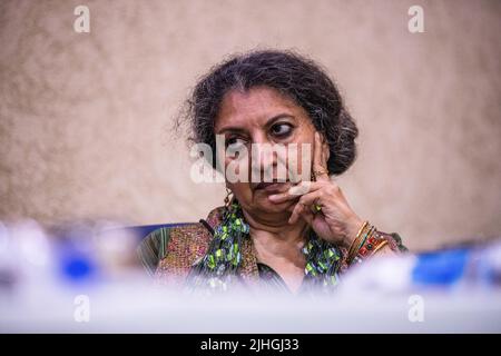 Neu-Delhi, Indien. 17.. Juli 2022. Geetanjali Shree, die erste indische Schriftstellerin, die den International Booker Prize für ihren Roman Tomb of the Sand gewann, der während einer Pressekonferenz in Neu-Delhi gesehen wurde. (Foto: Amarjeet Kumar Singh/SOPA Images/Sipa USA) Quelle: SIPA USA/Alamy Live News Stockfoto