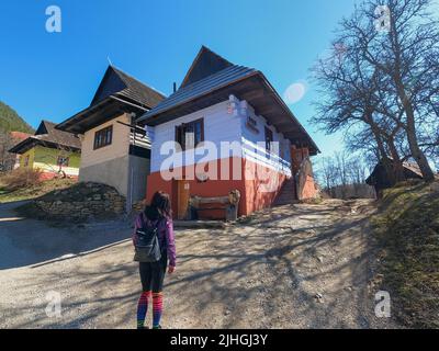 Blick auf ein traditionelles slowakisches Haus in einem Museum im Dorf Vlkolinec in der Slowakei Stockfoto