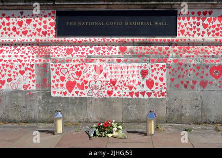 London, Großbritannien - 30. März 2021: Die National Covid Memorial Wall, Freiwillige malen 150.000 rote Herzen, um an die Todesfälle von Covid-19 zu erinnern Stockfoto