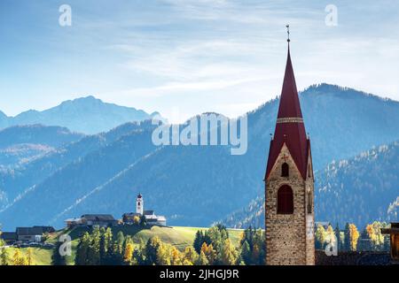 Katholische Kirche Dlijia Da Curt in der Gemeinde Mareo, Provinz Bozen, Südtirol, Italien. Malerische Herbstlandschaft aus den italienischen Dolomiten Stockfoto