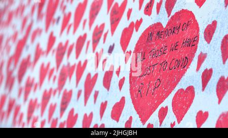 London, Großbritannien - 30. März 2021: Die National Covid Memorial Wall, Freiwillige malen 150.000 rote Herzen, um an die Todesfälle von Covid-19 zu erinnern Stockfoto