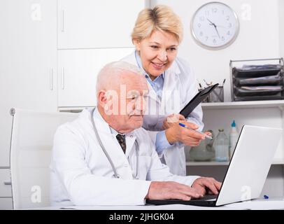 Arzt und Krankenschwester Stockfoto
