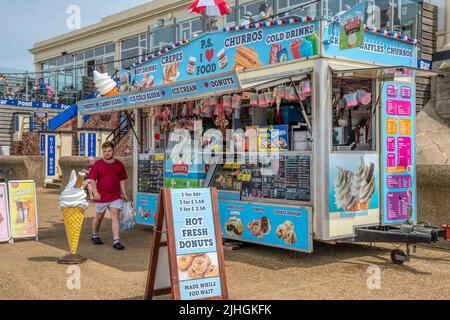 Eis- und Fast-Food-Stand an der Promenade in Hunstanton, Norfolk. Stockfoto