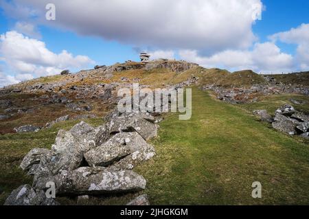 Die Überreste einer stillgegangenem Straßenbahngleis, die zum Stowes Hill Quarry Cheesewring Quarry auf dem zerklüfteten Bodmin Moor in Cornwall führen. Stockfoto