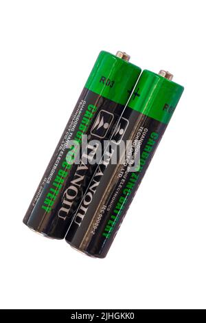Zwei AAA Tianqiu Zink-Kohle-Batterien, isoliert auf weißem Hintergrund Stockfoto