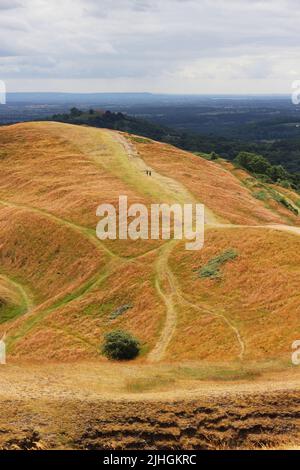 Weit entfernte Wanderer auf einem Pfad in der hügeligen Landschaft der Malvern Hills in der Nähe des British Camp Stockfoto