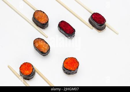 Traditionelle japanische Küche. Sushi auf weißem Hintergrund. Flach liegend Stockfoto