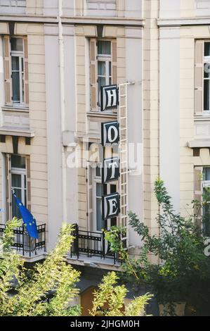 Blick von oben auf die Beschilderung des Hotels mit der Flagge der Europäischen Union über dem Eingang - Fotos von Reisezielen unter 5-Sterne-Bedingungen Stockfoto