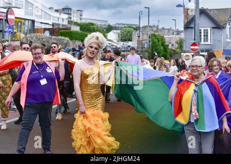 Eine extravagante Drag Queen führt die farbenfrohe Cornwall Prides Pride Parade im Zentrum von Newquay in Großbritannien an. Stockfoto