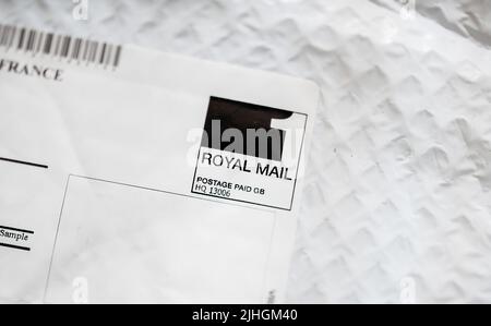 London, Vereinigtes Königreich - 18. Oktober 2014: Tilt-Shift-Fotografie von Briefumschlägen mit Royal Mail Sticker Signage - Porto bezahlt Stockfoto