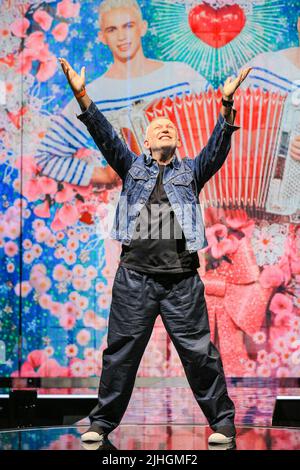 London, Großbritannien. 18.. Juli 2022. Jean Paul Gaultier posiert auf der Bühne.das musikalische Spektakel, das auf dem Leben der Modeikone Jean Paul Gaultier basiert und 50 Jahre Popkultur aus den Augen von Enfant terrible der Mode zeigt. Die Show findet vom 15. Juli bis 28. August im legendären Roundhouse in Camden statt. Kredit: Imageplotter/Alamy Live Nachrichten Stockfoto