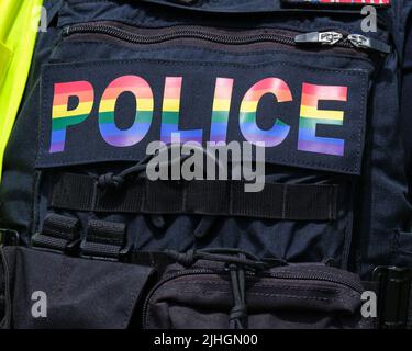 Polizei-Logo in Pride Rainbow-Farben. Auf Offiziersuniform. Stockfoto