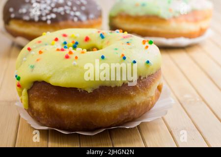 Glasierte farbige Bagels Stockfoto