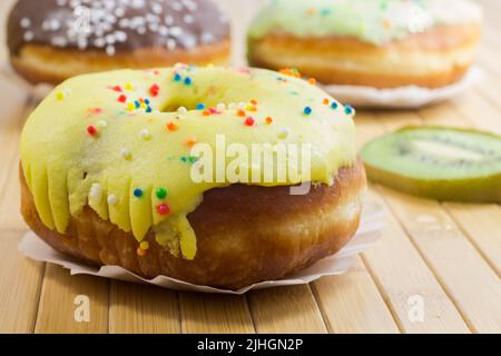 Glasierte farbige Bagels Stockfoto