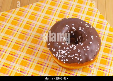 Glasierte Donut auf farbigem Hintergrund Stockfoto
