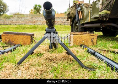 Low-Angle-Ansicht der Vorderseite eines deutschen Maschinengewehrs aus dem zweiten Weltkrieg, M42 mit Frontstativ. Pistole auf Gras mit Schussfutter. Stockfoto