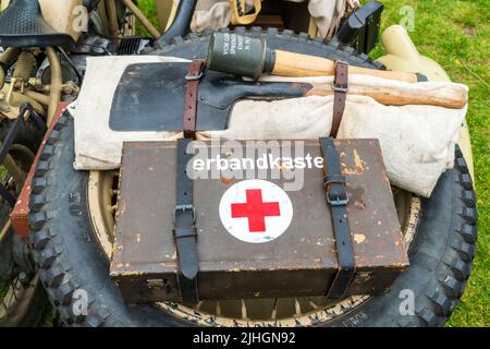 Weltkrieg zwei Geräte der deutschen Armee auf der Rückseite eines Reifens auf einem Motorrad-Seitenwagen. Verbandkasten, medizinische Box, Schaufel und M24 Stick Bombe. Stockfoto