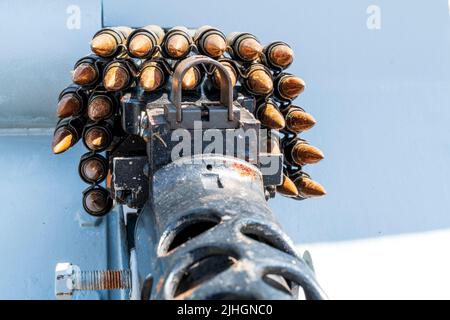 Nahaufnahme einer Gruppe von 30 Kalibern, Kugeln, auf einem M1919 Browning Maschinengewehr an Bord des US Navy Patrouillenbootes, P22. Stockfoto