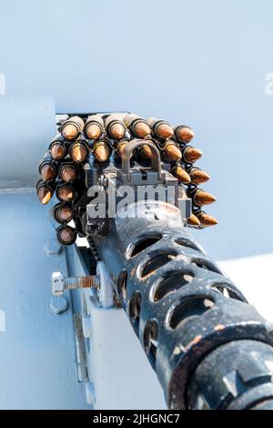 Nahaufnahme einer Gruppe von 30 Kalibern, Kugeln, auf einem M1919 Browning Maschinengewehr an Bord des US Navy Patrouillenbootes, P22. Stockfoto