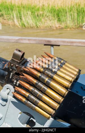 Nahaufnahme einer Gruppe von 30 Kalibern, Kugeln, auf einem M1919 Browning Maschinengewehr an Bord des US Navy Patrouillenbootes, P22. Stockfoto