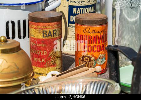 Während eines Salutes zu den vierziger Jahren wurden die Dosen aus malzter Milch und Cadburys Bournville Cocoa mit anderen lebensmittelbezogenen Nostalgie-Gegenständen ausgestellt. Stockfoto