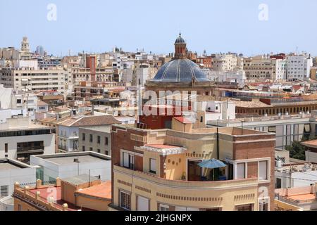 Blick von Torres de Quart auf das mittelalterliche Barrio El Carmen in Valencias historischer Altstadt, in Spanien, Europa Stockfoto