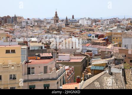 Von einem der mittelalterlichen Tore Torres de Serranos , einst Teil der alten Stadtmauer, in Valencia aus hat man einen Blick über das pulsierende Altstadtviertel El Carmen Stockfoto