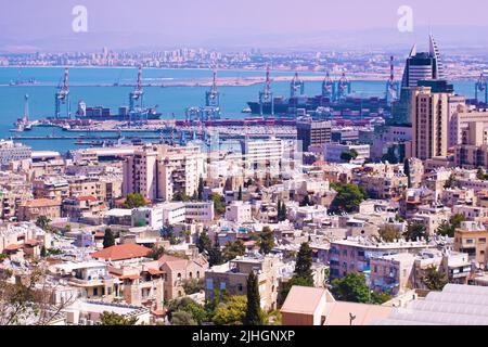 Panoramablick auf den Hafen von Haifa, mit der Innenstadt von Haifa, den Hafen, die Industriezone an einem sonnigen Sommertag. Haifa, Nord-Israel Stockfoto