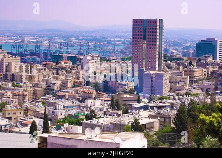 Panoramablick auf den Hafen von Haifa, mit der Innenstadt von Haifa, den Hafen, die Industriezone an einem sonnigen Sommertag. Haifa, Nord-Israel Stockfoto