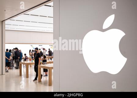 Hongkong, China. 18.. Juli 2022. US-amerikanisches multinationales Technologieunternehmen Apple Logo und Geschäft in Hongkong. (Foto von Budrul Chukrut/SOPA Images/Sipa USA) Quelle: SIPA USA/Alamy Live News Stockfoto