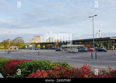 Der Sainsburys Supermarkt in Kendal, Cumbria, mit wenigen Autos auf seinem großen Parkplatz Stockfoto