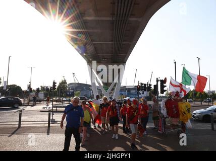 Manchester, England, 18.. Juli 2022. Fans kommen zum Spiel der UEFA Women's European Championship 2022 im Academy Stadium in Manchester an. Bildnachweis sollte lauten: Darren Staples / Sportimage Stockfoto