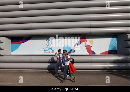 Manchester, England, 18.. Juli 2022. Fans kommen zum Spiel der UEFA Women's European Championship 2022 im Academy Stadium in Manchester an. Bildnachweis sollte lauten: Darren Staples / Sportimage Stockfoto