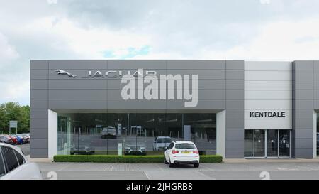 Kentdale Jaguar Land Rover Garage mit dem Markennamen und den Logos von Jaguar, die auf dem großen, modernen Showroom-Händlerbetrieb prominent abgebildet sind. Stockfoto