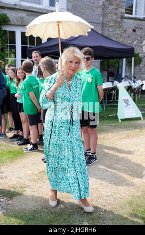 Die Herzogin von Cornwall während einer Gartenparty im Boconnoc House, Lostwithiel, Cornwall, anlässlich des 70.. Jahrestages der Gründung des Prinzen von Wales als Leiter des Herzogtums Cornwall am ersten Tag ihres jährlichen Besuchs im Südwesten. Bilddatum: Montag, 18. Juli 2022. Stockfoto