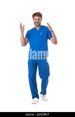 Gesundheitswesen, Beruf und Medizin - glücklich lächelnder Arzt oder Krankenschwester in blauer Uniform tanzen isoliert auf weißem Hintergrund Stockfoto