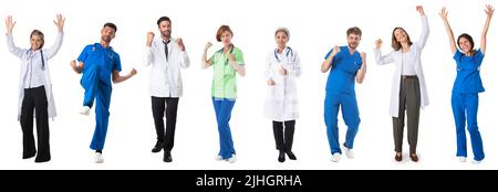 Stellen Sie eine Sammlung von Porträts in voller Länge von glücklichen Ärzten und Krankenschwestern medizinisches Personal mit erhobenen Armen und Daumen nach oben isoliert auf weißem Hintergrund Stockfoto
