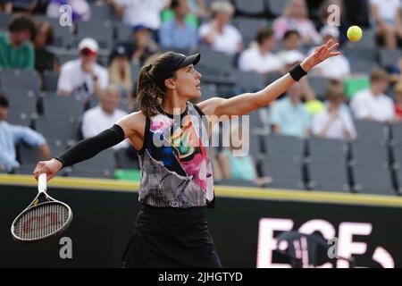 Hamburg, Deutschland. 18.. Juli 2022. Tennis: WTA Tour, Singles, Frauen, 1. Runden. Korpatsch (Deutschland) - Petkovic (Deutschland). Andrea Petkovic ist im Einsatz. Quelle: Frank Molter/dpa/Alamy Live News Stockfoto