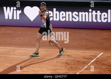 Hamburg, Deutschland. 18.. Juli 2022. Tennis: WTA Tour, Singles, Frauen, 1. Runden. Korpatsch (Deutschland) - Petkovic (Deutschland). Andrea Petkovic Prost. Quelle: Frank Molter/dpa/Alamy Live News Stockfoto