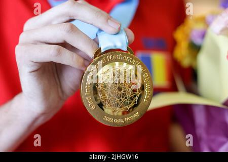 Otopeni, Rumänien - 17. Juli 2022: Details mit einer Goldmedaille, die ein rumänischer Teilnehmer bei der Internationalen Mathematischen Olympiade 63. gewonnen hat. Stockfoto