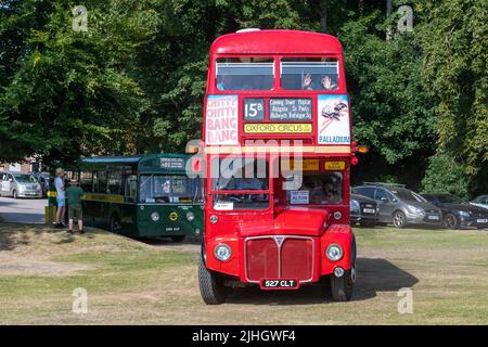 Ein alter roter Leyland AEC London Transport Doppeldeckerbus aus dem Jahr 1963 beim Alton Bus Rally and Running Day Event in Hampshire, England, Großbritannien, 2022. Juli Stockfoto