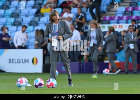 Manchester, England. 18/07/2022, Manchester, England, Juli 18. 2022: Von Italien Milena Bertolini vor dem UEFA Womens Euro 2022 Fußballspiel zwischen Italien und Belgien im Academy Stadium in Manchester, England. (Sven Beyrich /SPP /Sportfrauen) Quelle: SPP Sport Press Photo. /Alamy Live News Stockfoto