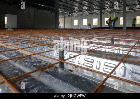 Bau eines Geschäftsgebäudes. Mit Betonsteinwänden. Diese Decke ist mit einem Stahlgitter zum Betongießen ausgelegt Stockfoto